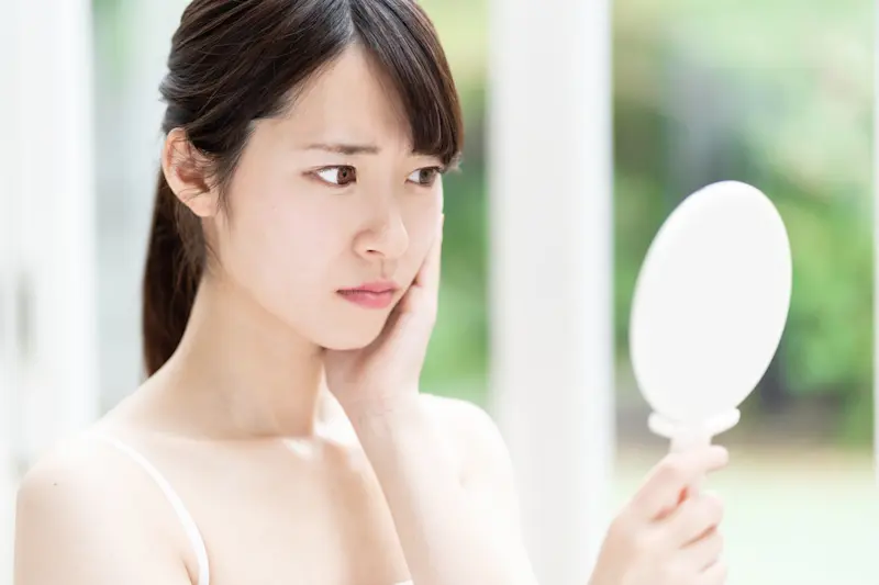 顔を気にする女性