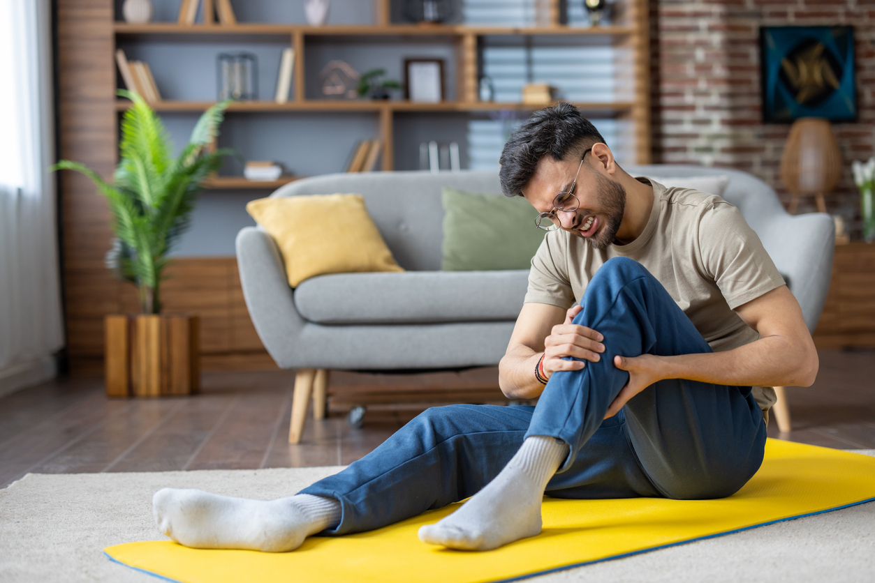 man feeling shooting pain in leg