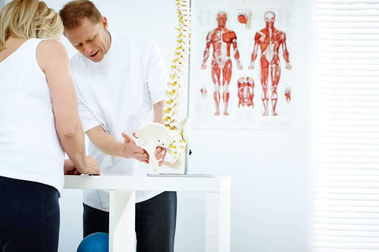 physical-therapist-explaining-hip-injuries