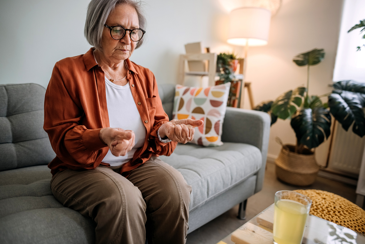 What is hand arthritis? Signs you have it and how to treat it