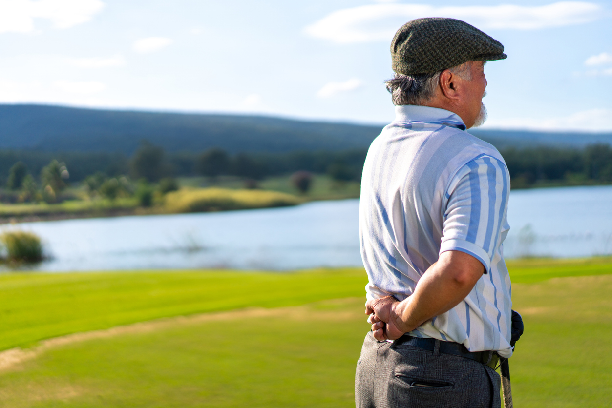 man-experiencing-back-pain-from-golf