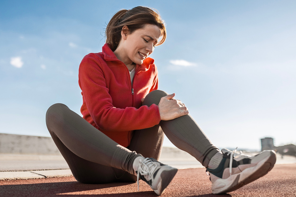 woman-in-the-ground-with-knee-pain-due-to-pcl-injury