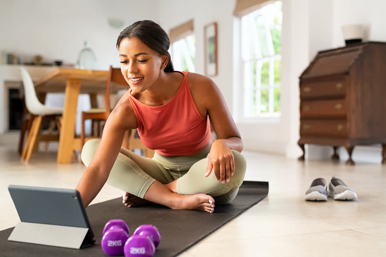 Woman-sitting-at-home-on-the-floor-about-to-work-out