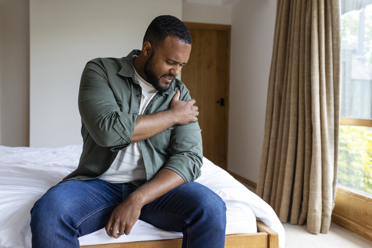men-feeling-deltoid-pain