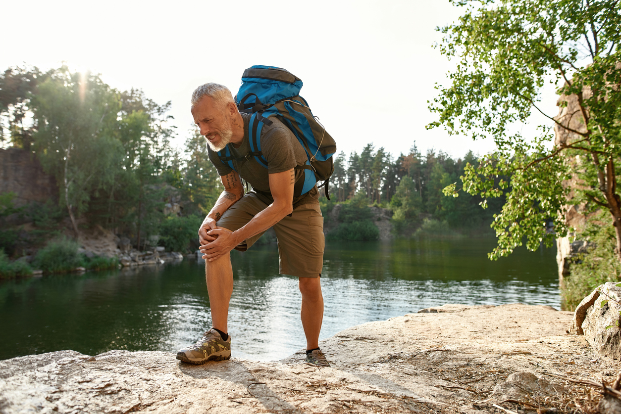 Hiking with knee pain: exercises and tips to feel better