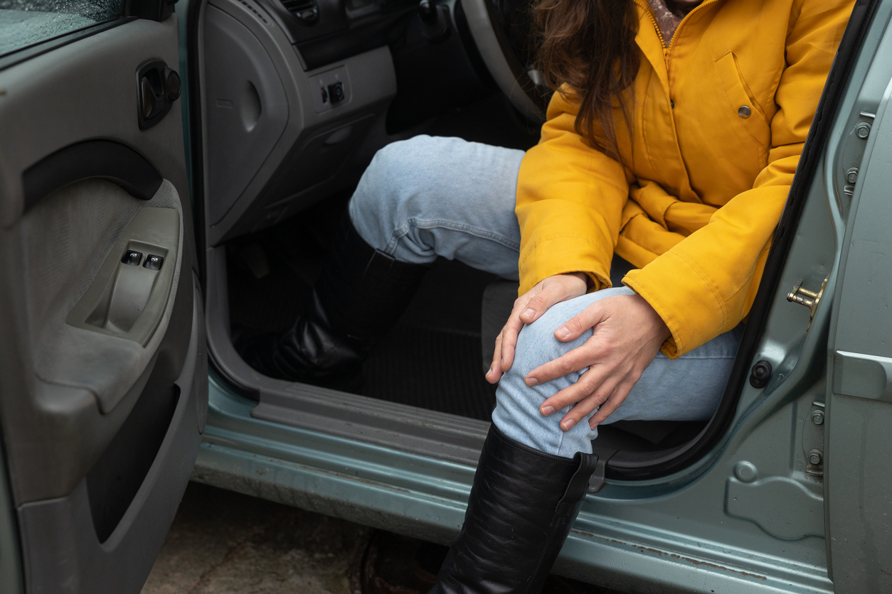 woman feeling drivers knee pain