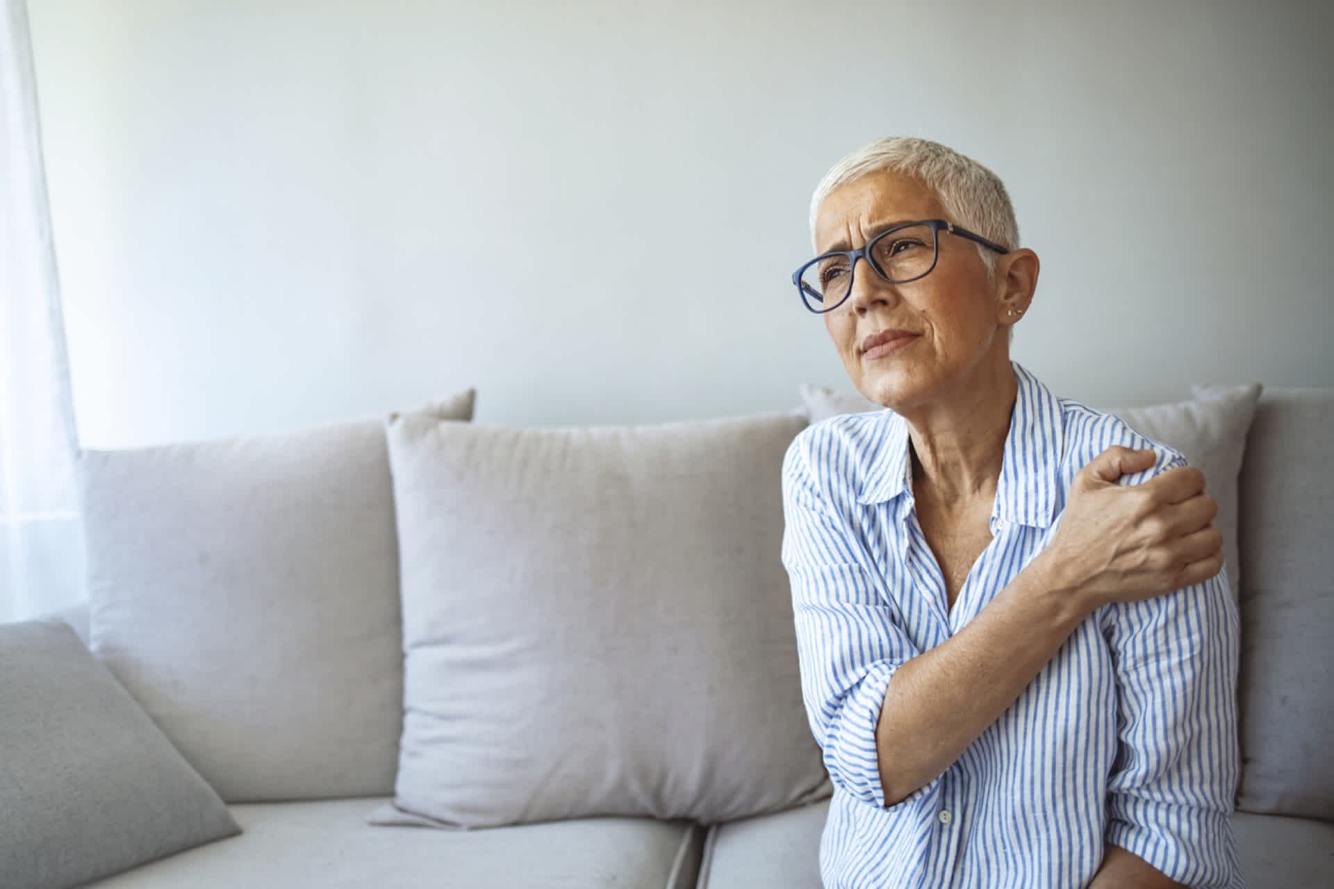 Elderly-woman-with-shoulder-pain-shoulder-arthritis
