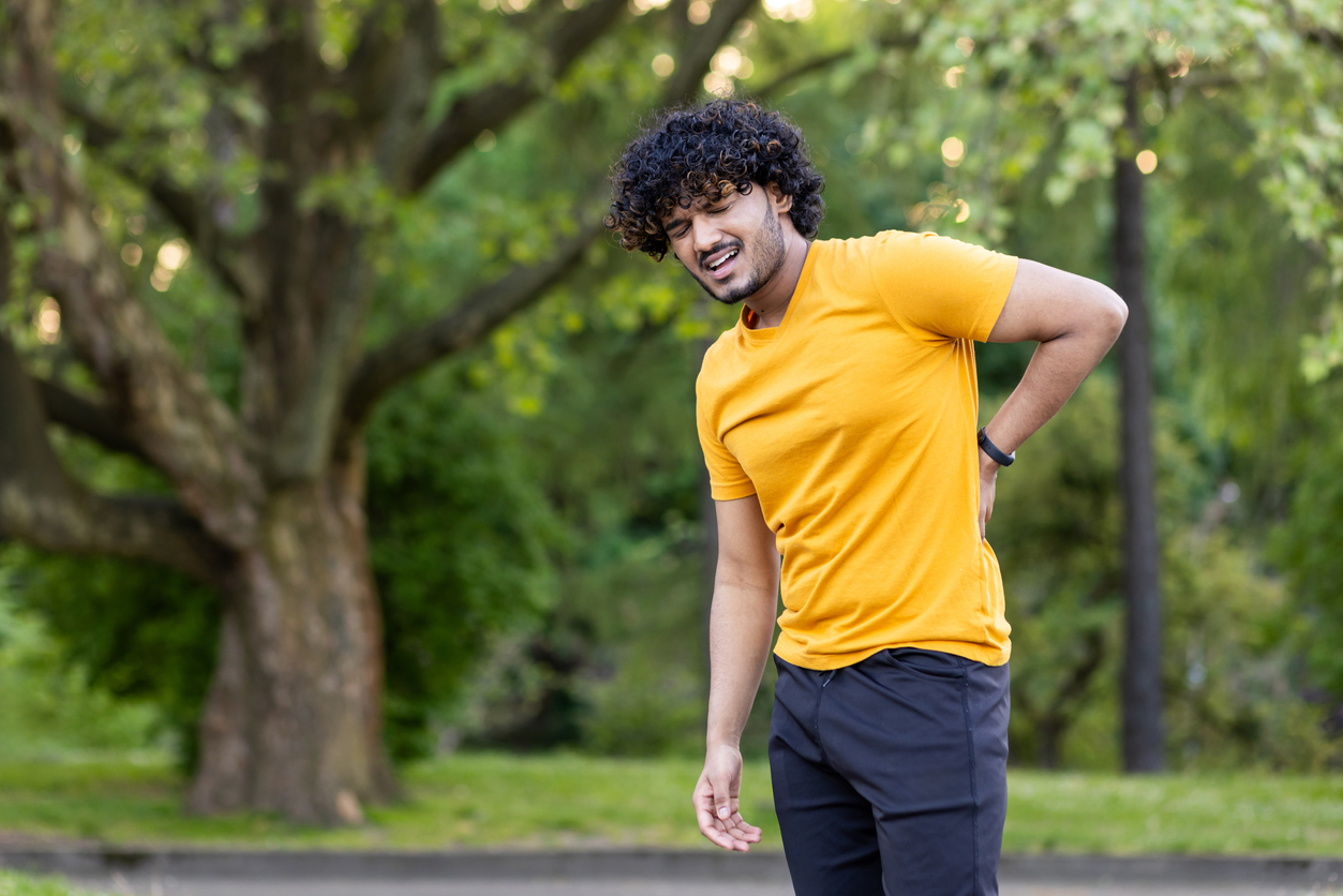 How to manage lower back pain when walking, according to physical therapists