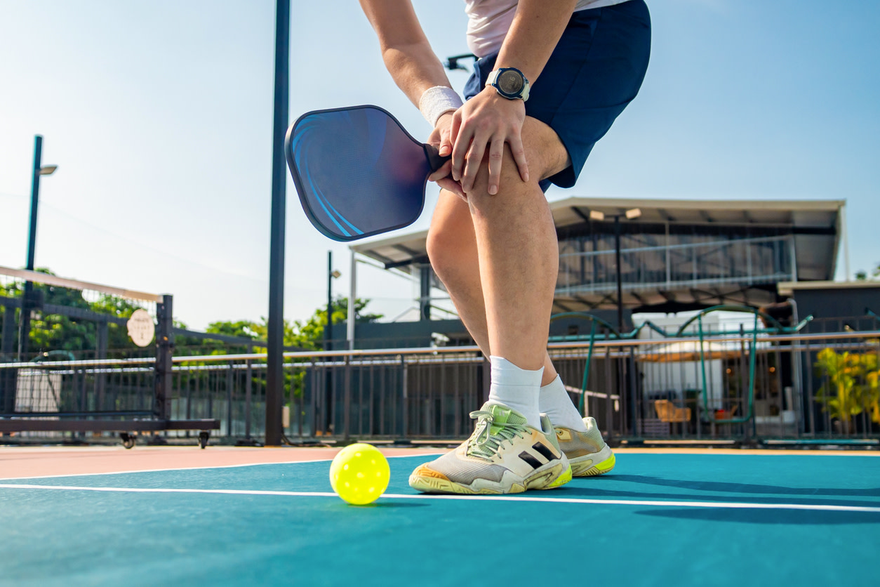 man feeling pickleball knee pain