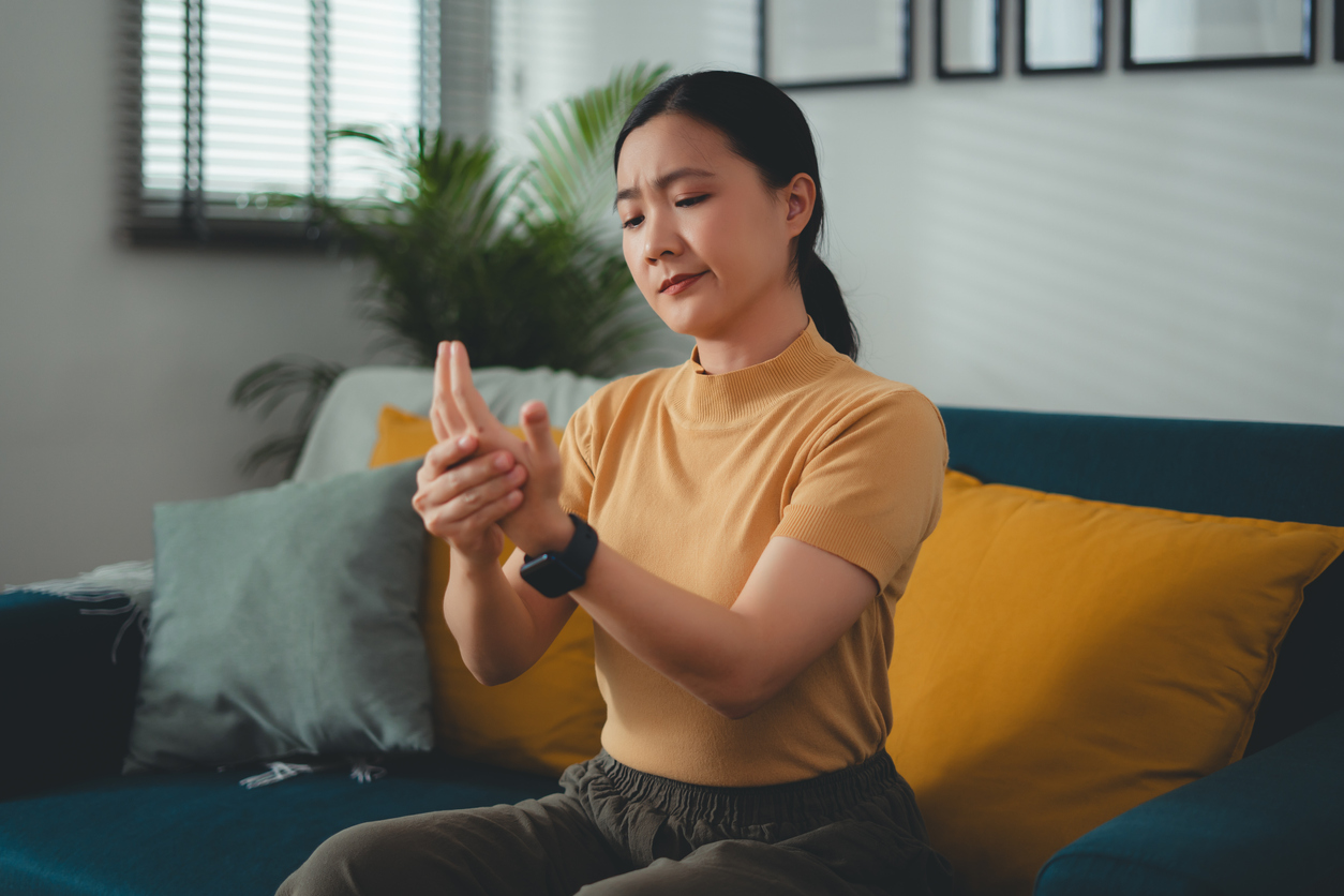 Finger joint pain: symptoms, treatments, and exercises for relief