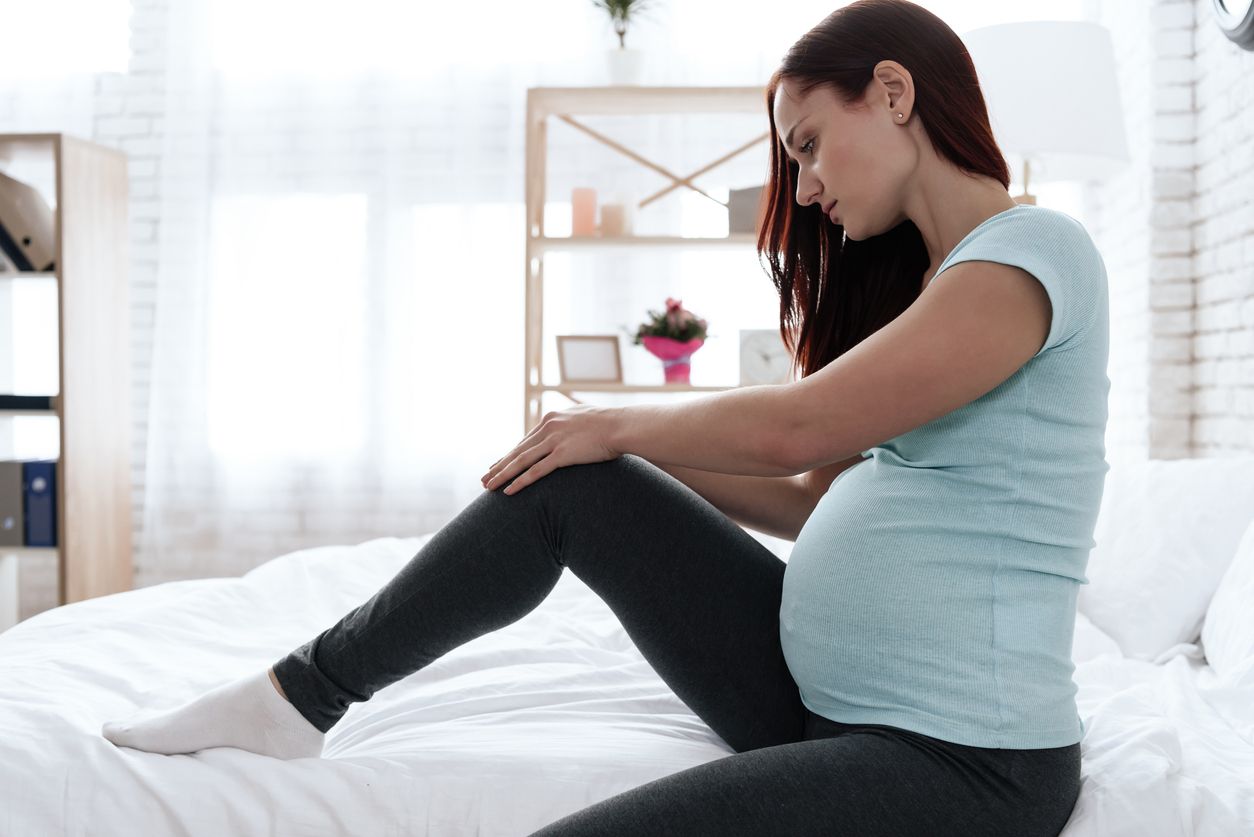 woman knee pain during pregnancy