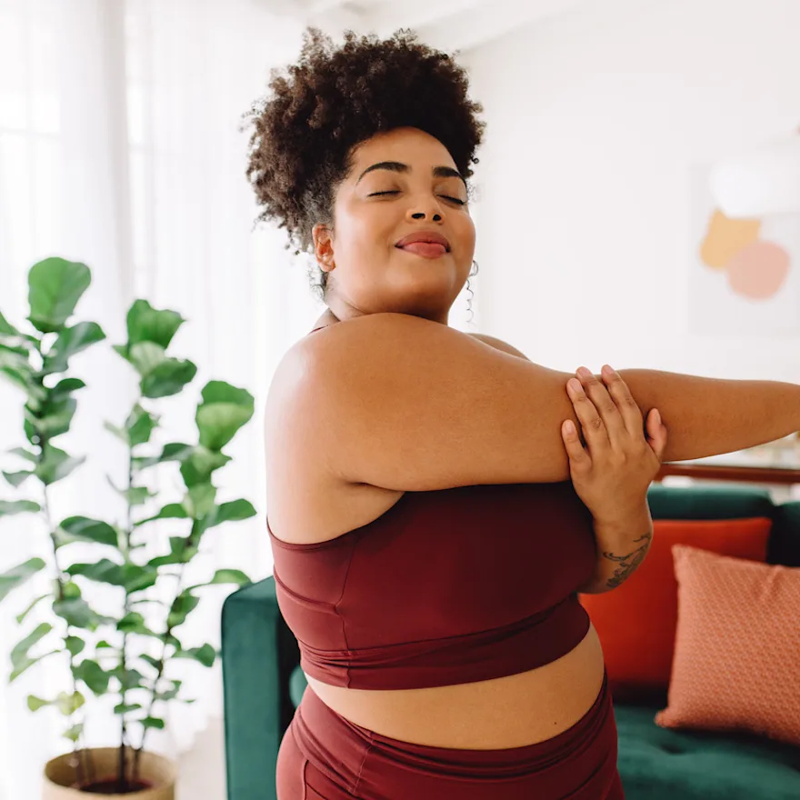 Woman-doing-warm-up-strateches-before-work-out
