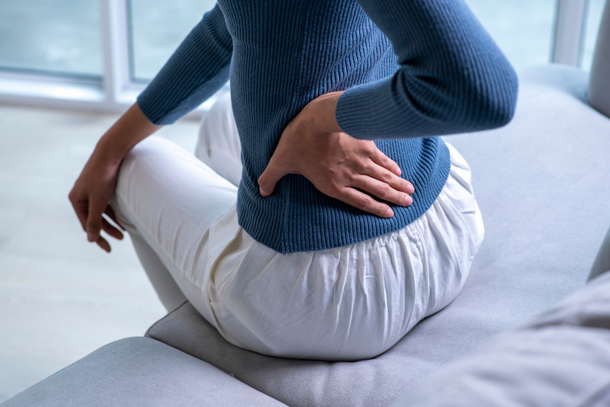 woman feeling iliac crest pain