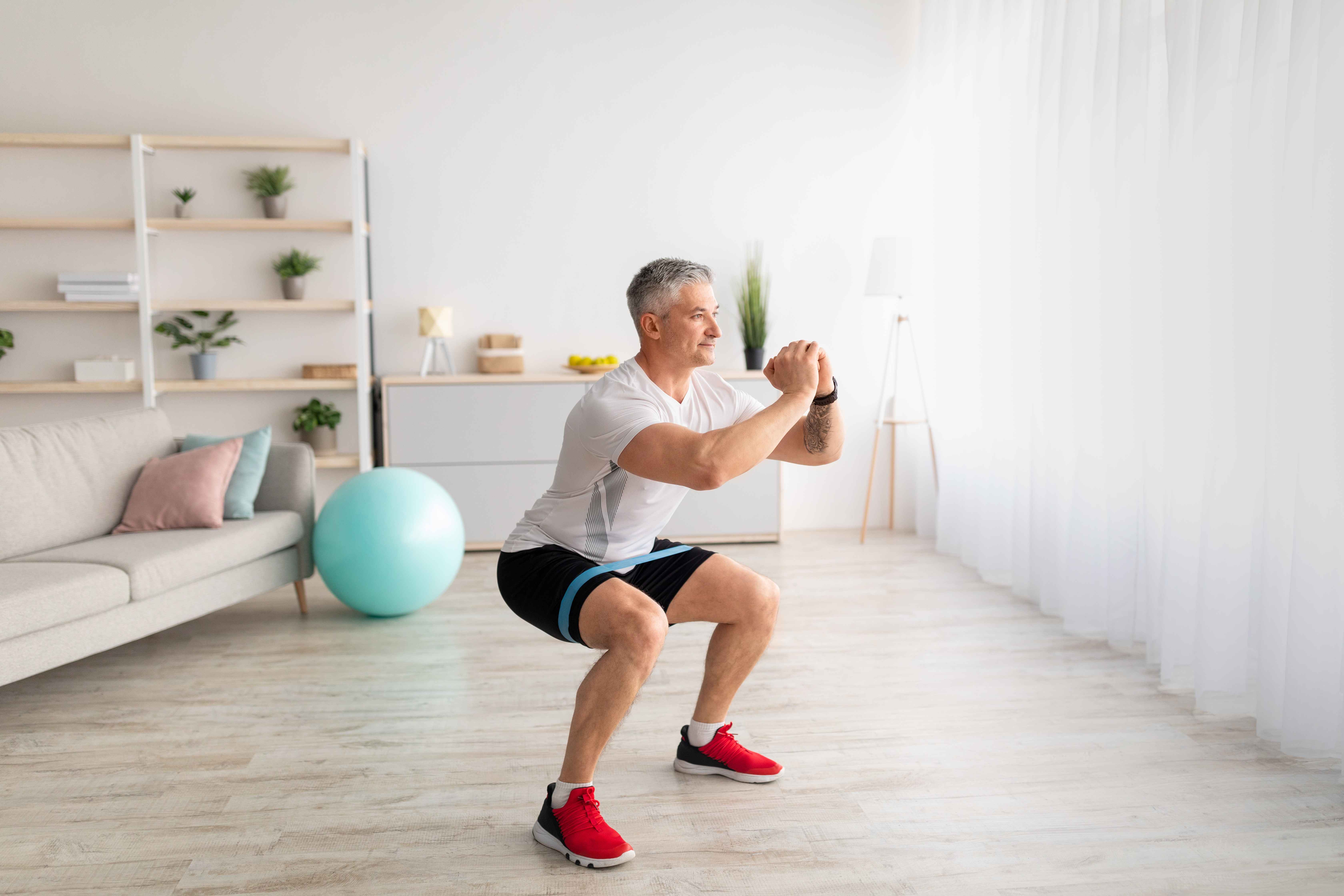 Knee pain when squatting: causes and exercises for pain relief