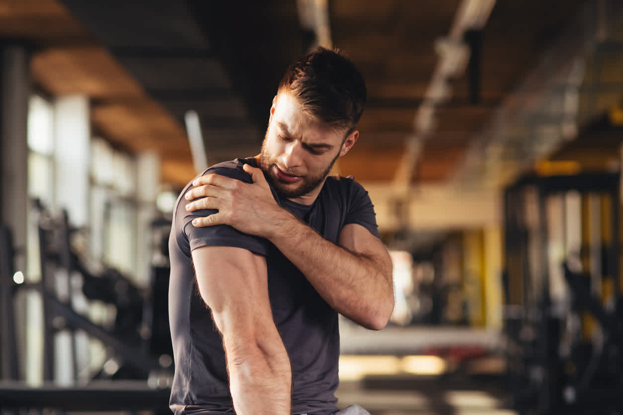 men-feeling-shoulder-pain-after-workout