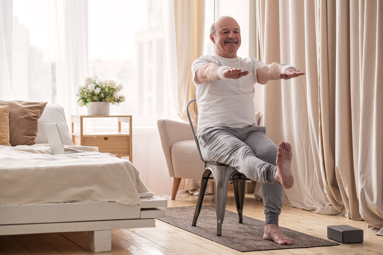 8 Leg Strengthening Exercises for Seniors That Physical Therapists Recommend