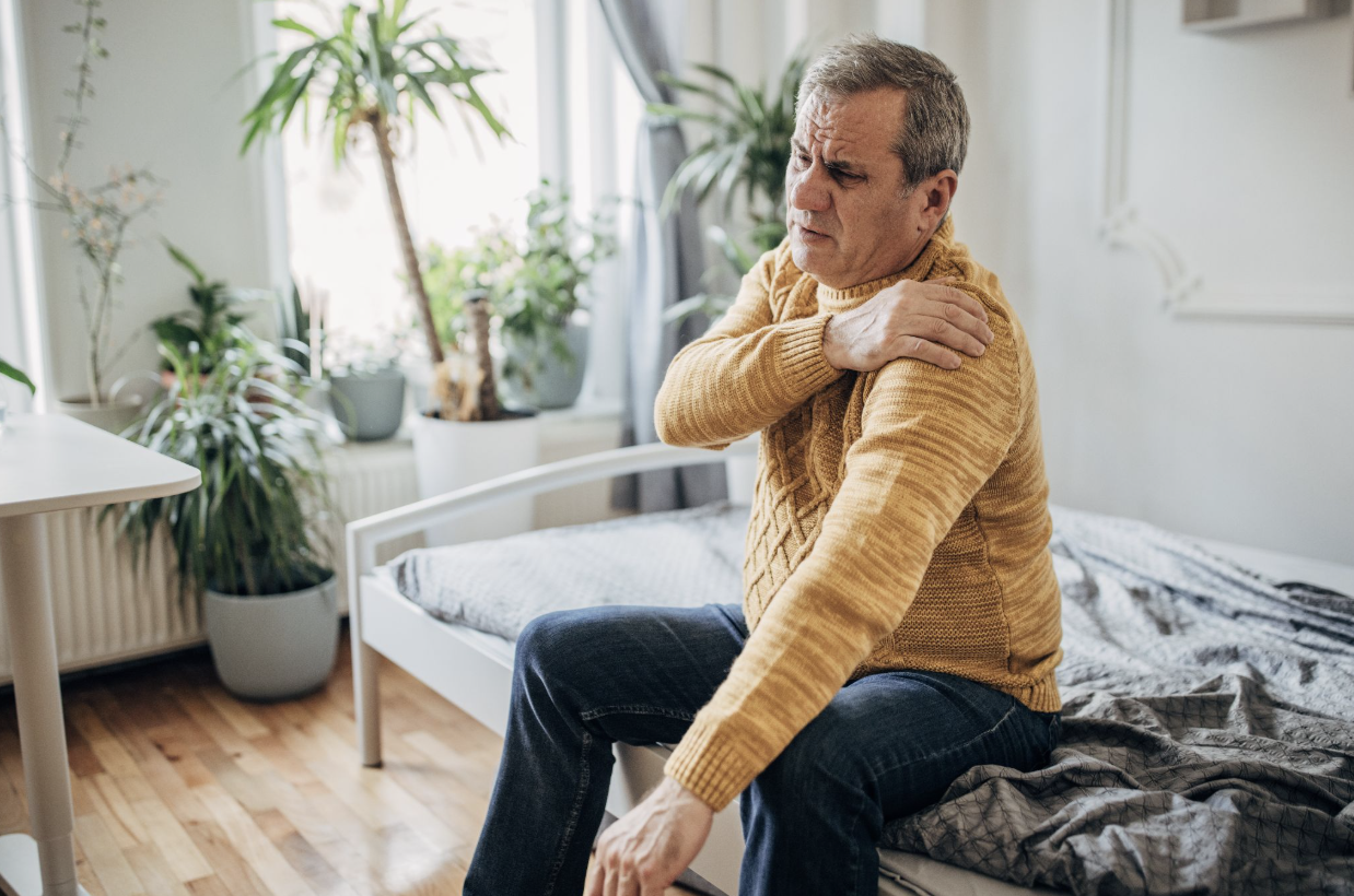 How to sleep with a frozen shoulder: positions and tips for relief