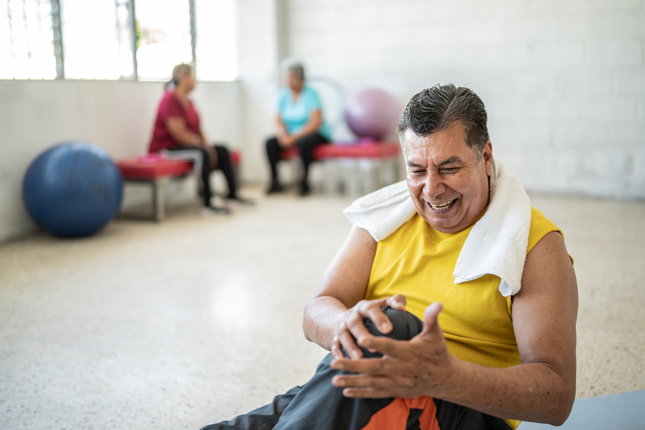 man thinking about best non surgical treatment for knee pain