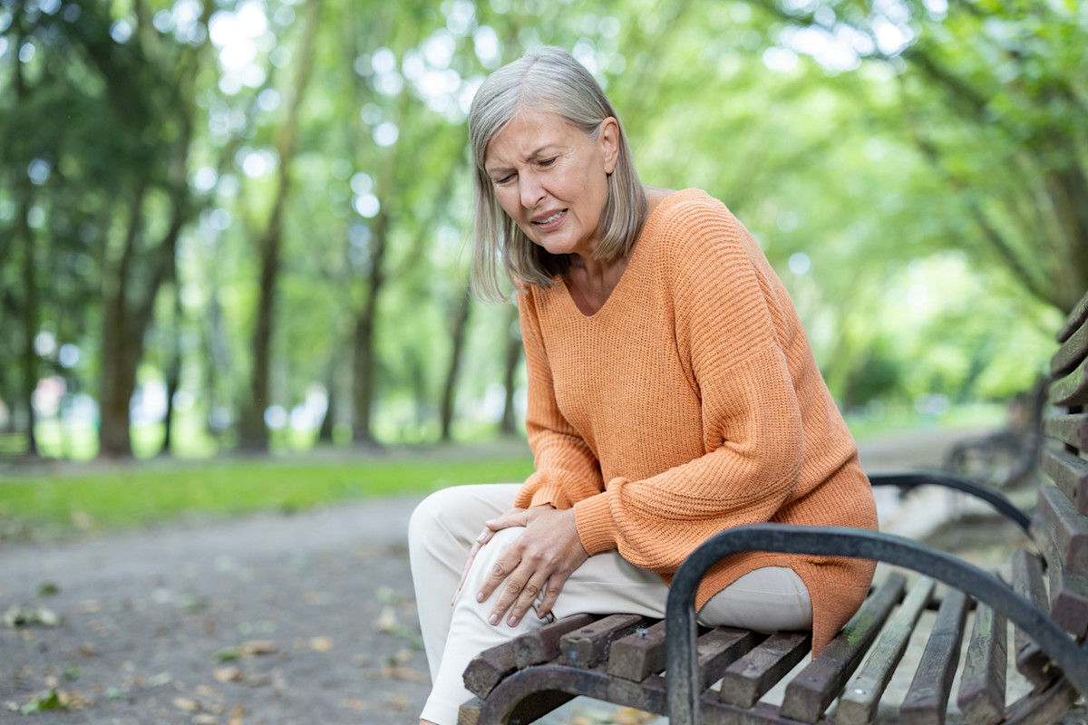 How to treat knee injuries from falling, according to physical therapists