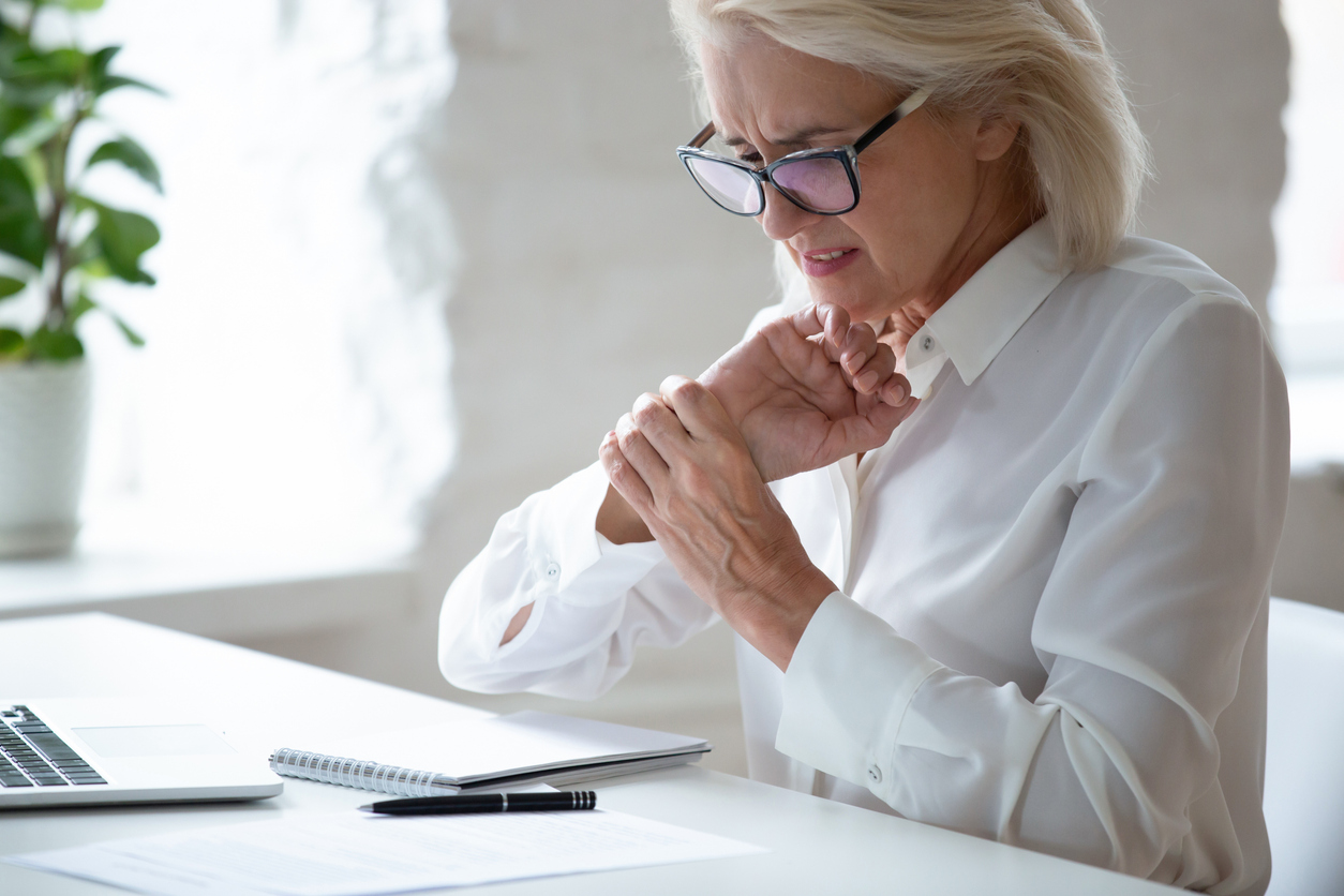 woman-with-wrist-pain-in-desk