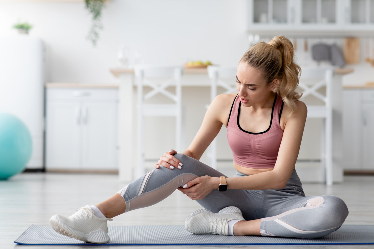 woman-feeling-knee-pain-after-working-out