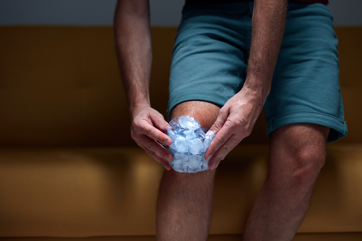 man-treating-knee-pain-with-ice