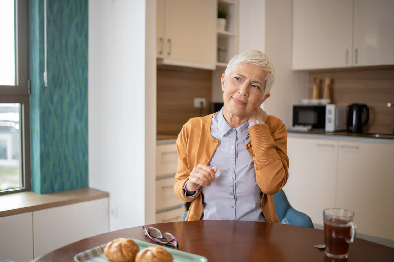 elderly-woman-with-neck-pain