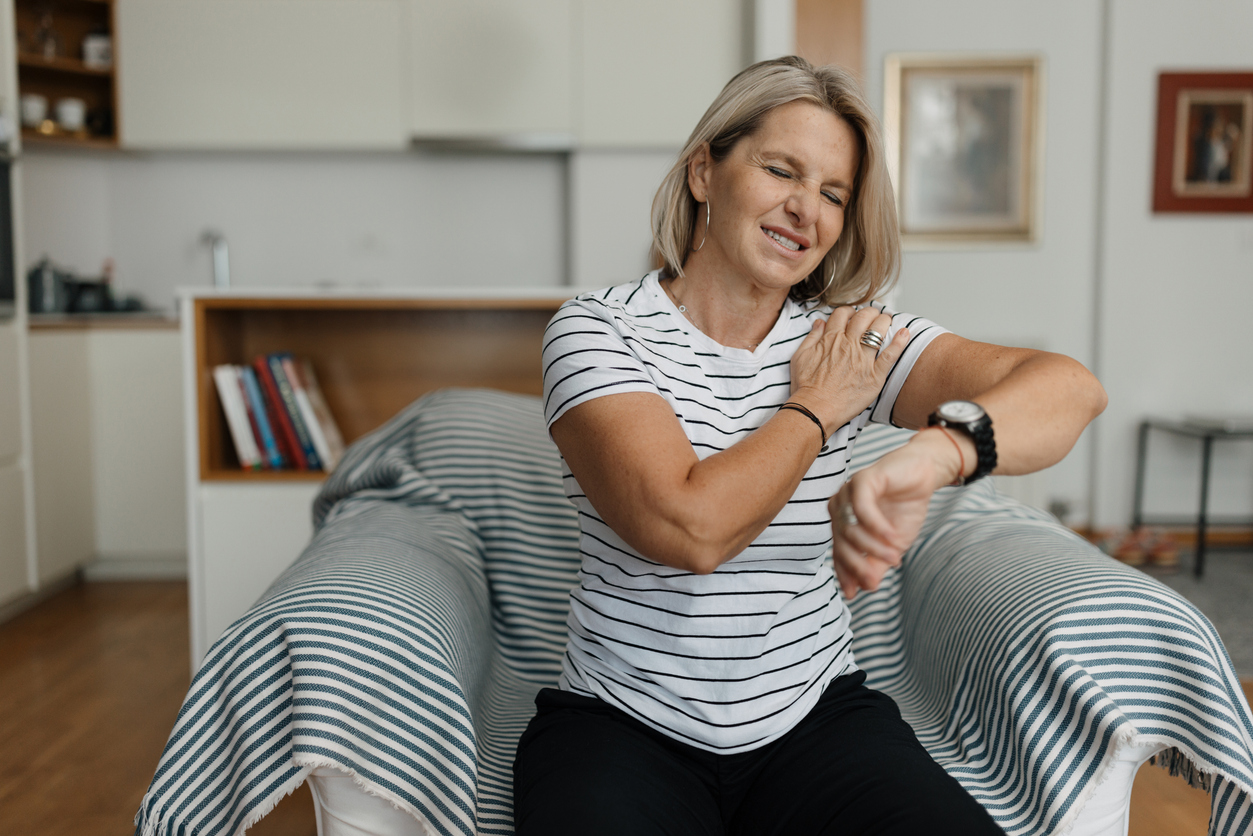 women-experiencing-frozen-shoulder-during-menopause