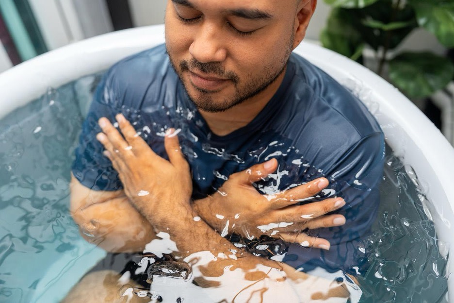 Cold plunge therapy benefits for muscle & joint pain