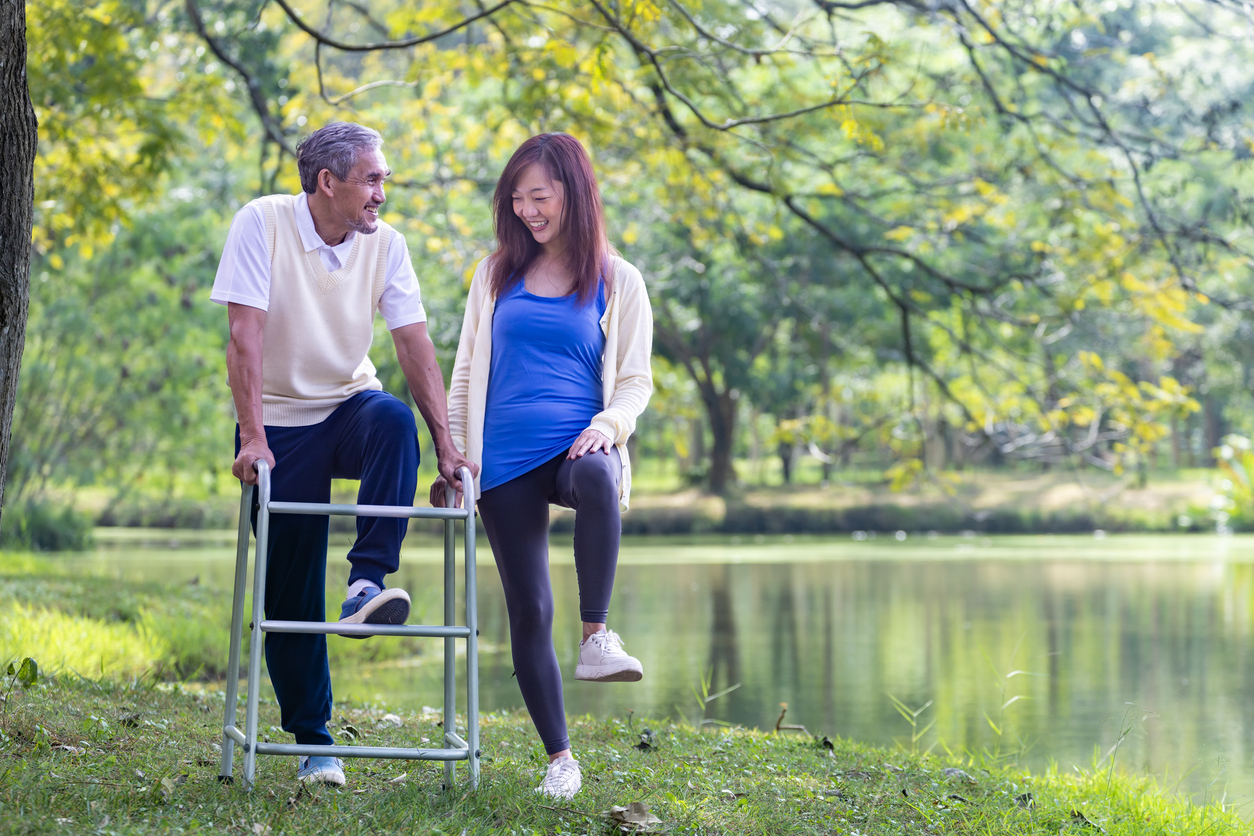 How long does it take to walk normally after total knee replacement? Phases, timelines, tips