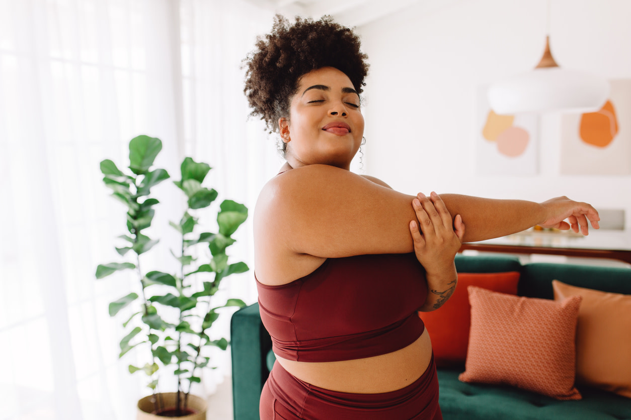 Woman-doing-warm-up-strateches-before-work-out