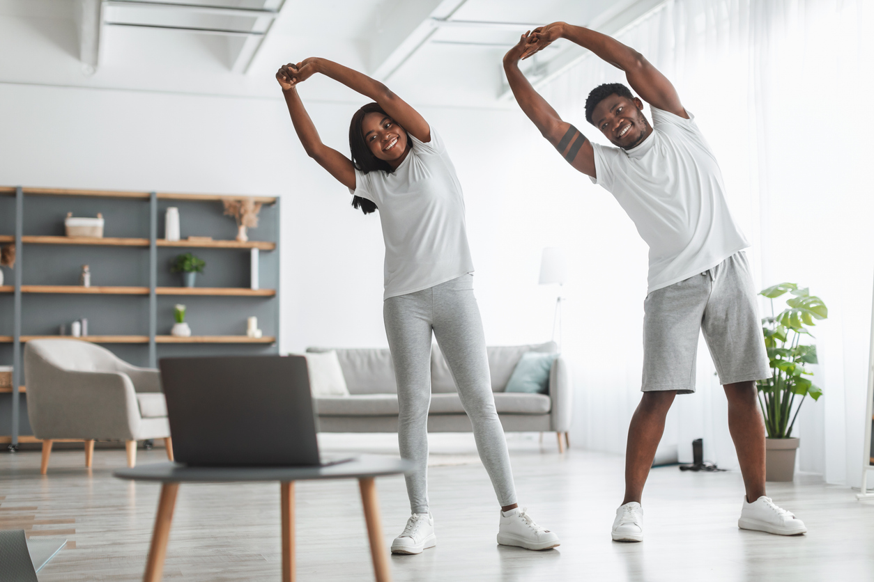 couple-practicing-middle-back-exercises