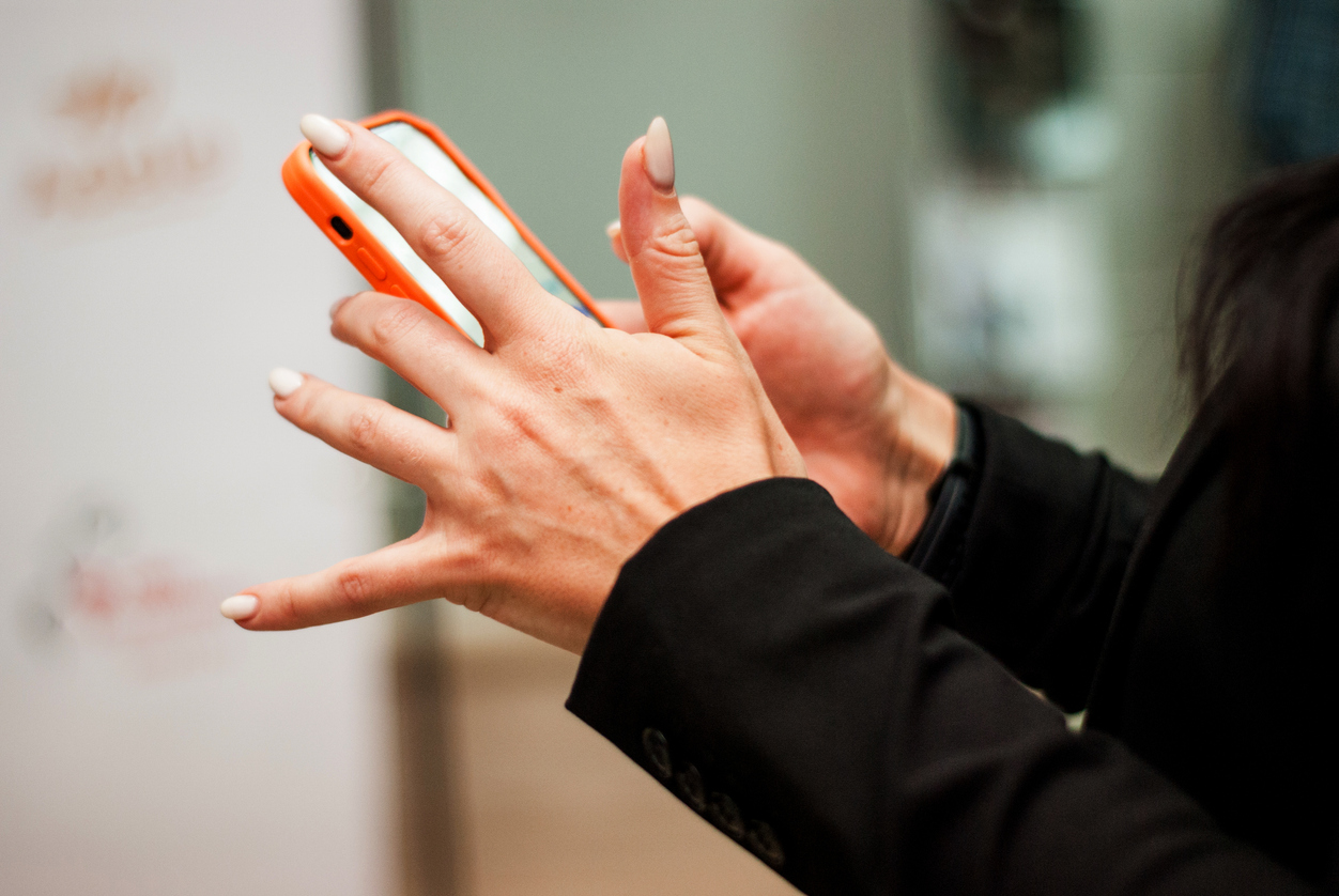 Smartphone pinky: tips, exercises, and how to prevent pinky pain