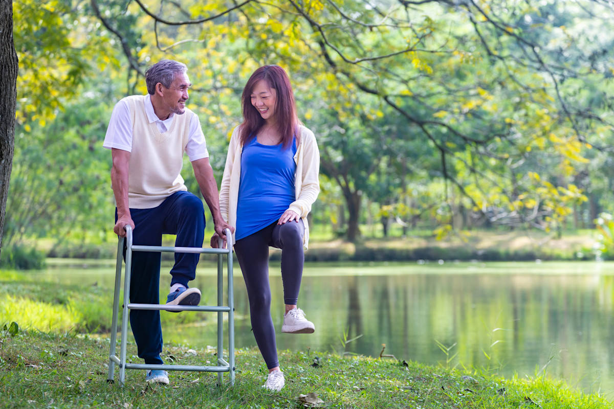 How long does it take to walk normally after total knee replacement? Phases, timelines, tips