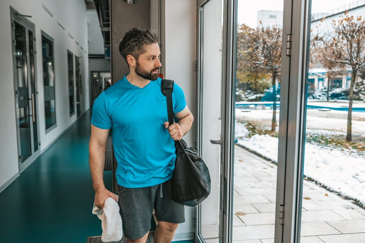 man feeling gym anxiety