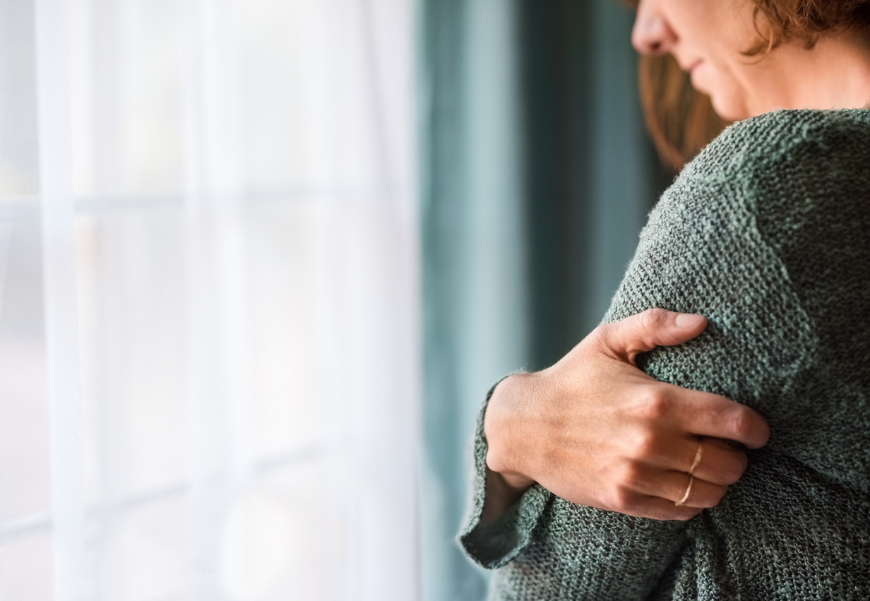 woman-feeling-pain-due-to-bicep-strain
