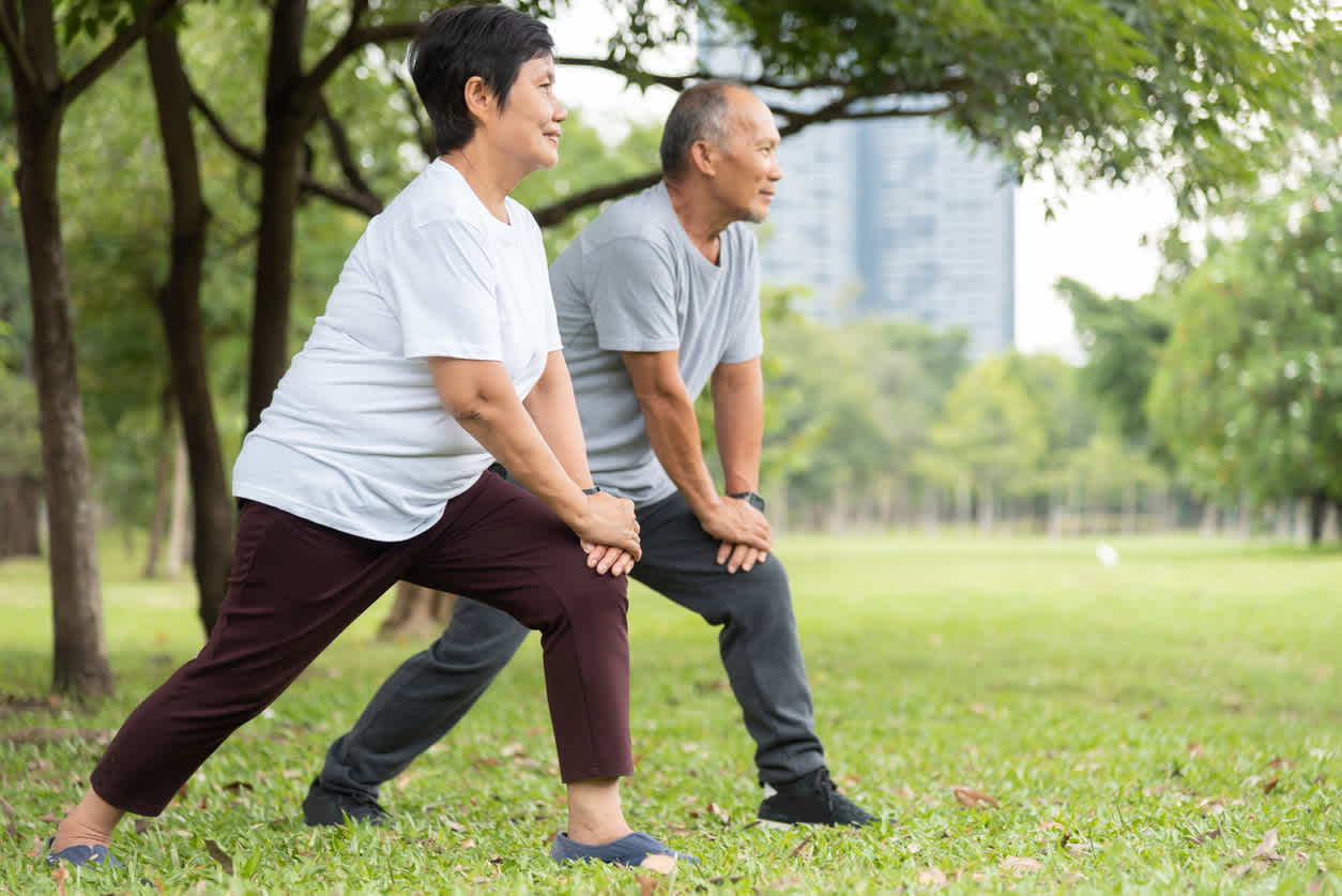 elderly-couple-working-out-in-the-park