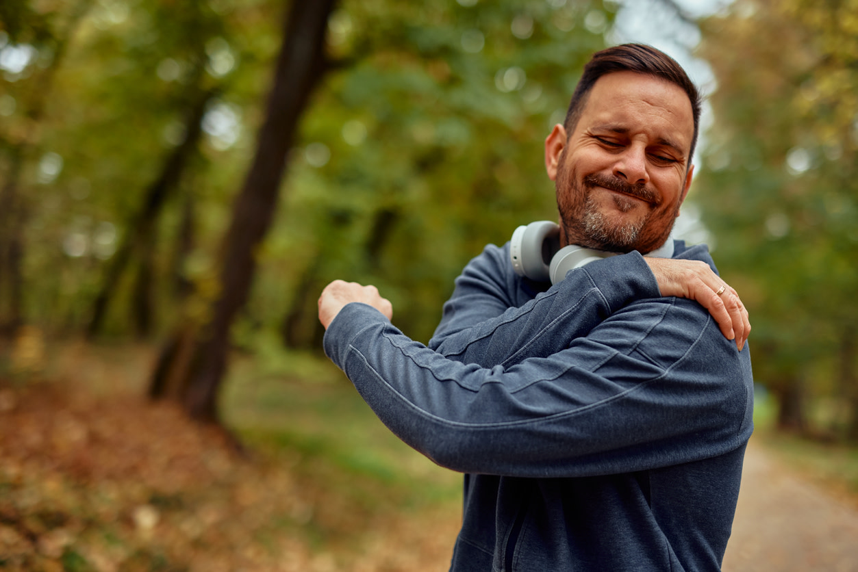 man has pain between shoulder blades