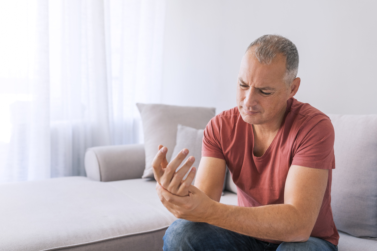 Wrist sprain: causes, treatment, exercises and recovery tips