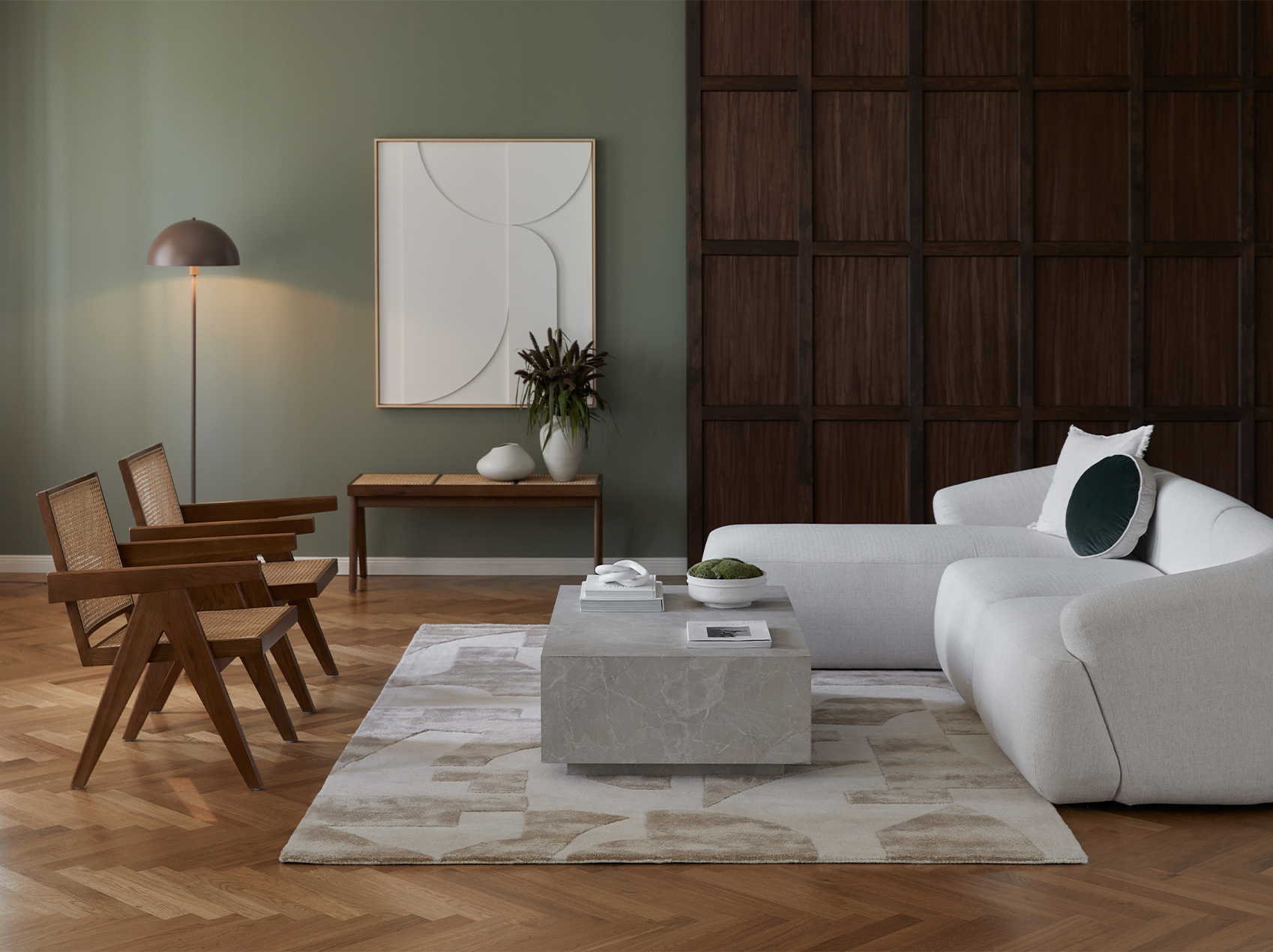 Von Westwing Studio individuell eingerichtetes Wohnzimmer mit grauem Sofa