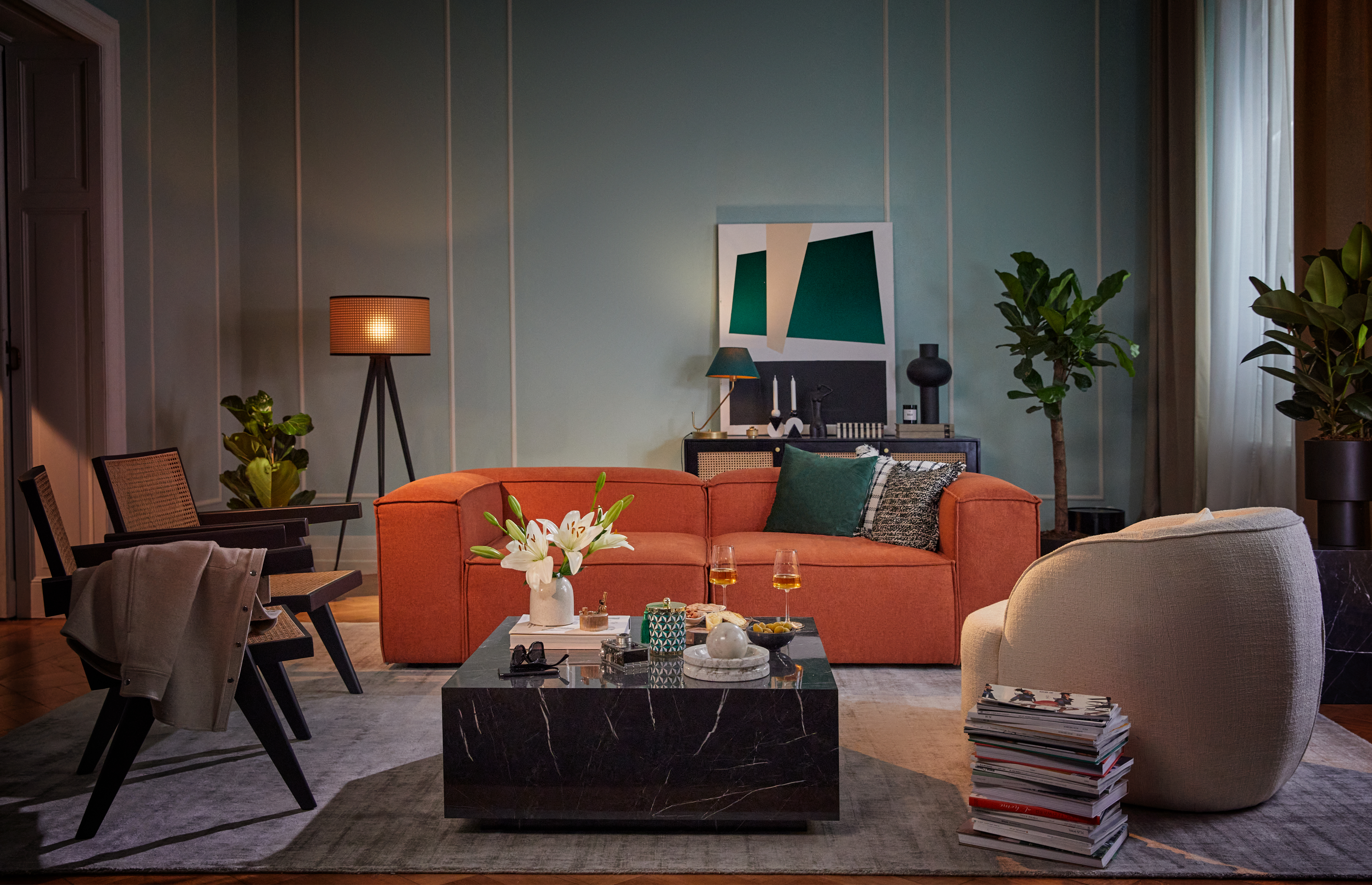 Von der Einrichtungsberatung Westwing Studio individuell eingerichtetes Wohnzimmer mit trendigem Sofa