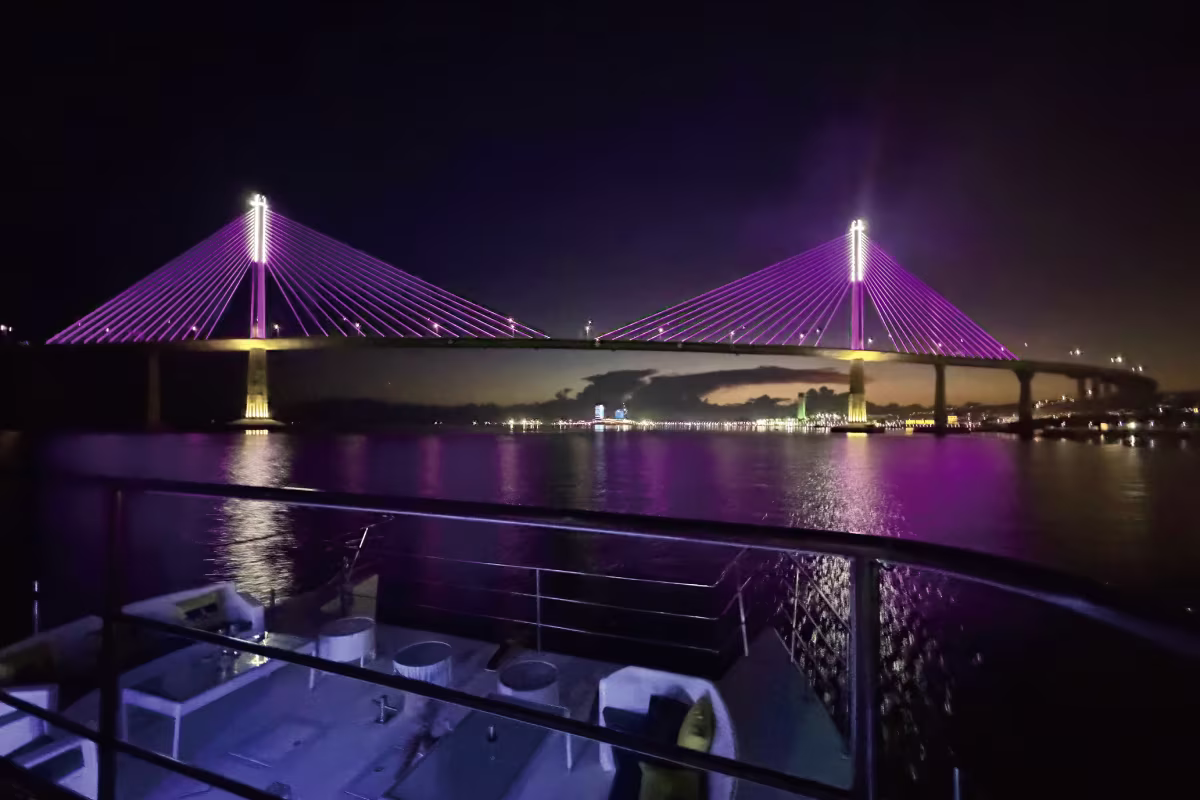 きらめく夜景へと移ろう時間