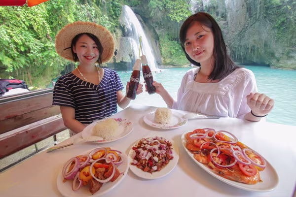 滝の麓でランチタイム（フィリピン料理）
