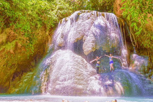 アギニッド滝シャワークライミング