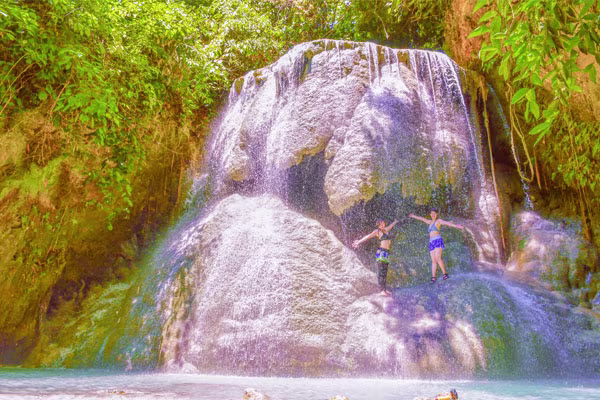 アギニッド滝シャワークライミング