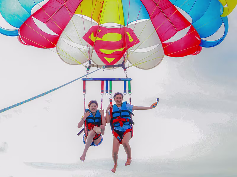 セブ島・マクタンを遊び尽くす大満足ツアー！人気水上レストランでの絶景サンセットディナーに、大爆笑のニューハーフショー。パラセーリングや実弾射撃など選べるオプションで、自分好みにアレンジ可能です。