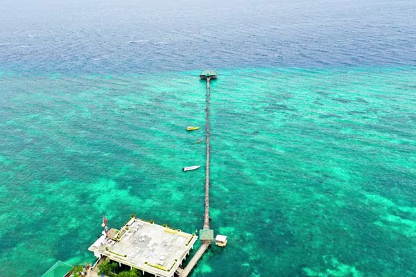 ナルスアン島から伸びる、240mの桟橋