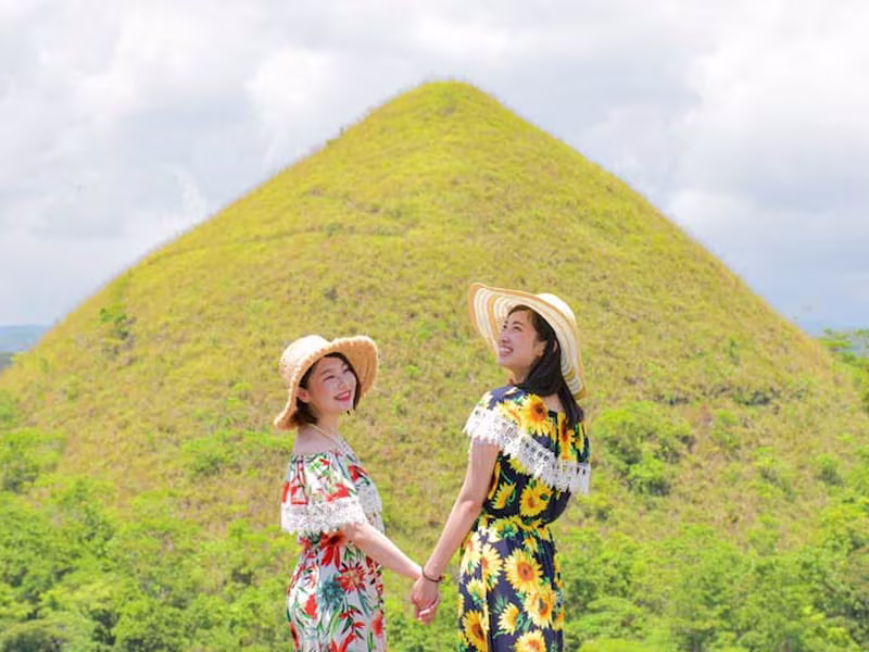 ボホール島ツアーなら満足プラン！セブ島から高速船で、世界最小のターシャや不思議な絶景チョコヒルを巡る王道観光へ。船上でのランチビュッフェに加え、超爽快なジップラインやバギー体験も追加可能です。ホテル往復無料送迎＆日本語ガイド同行で、1日中安心して遊び尽くせます。