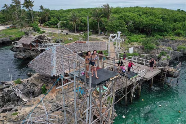 様々な高さから、海に向かって大ジャンプ