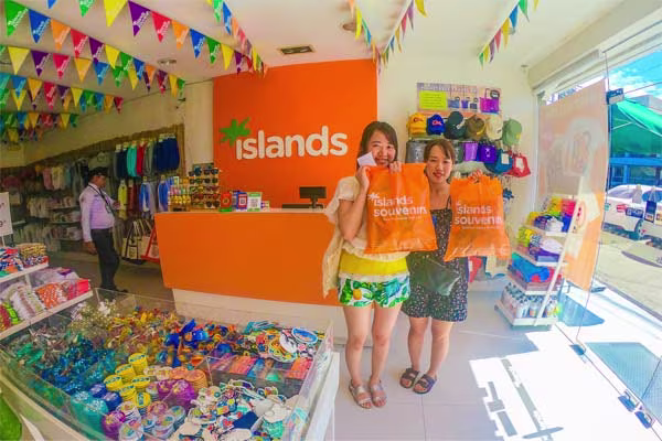 なんでも揃うショッピングモールへ